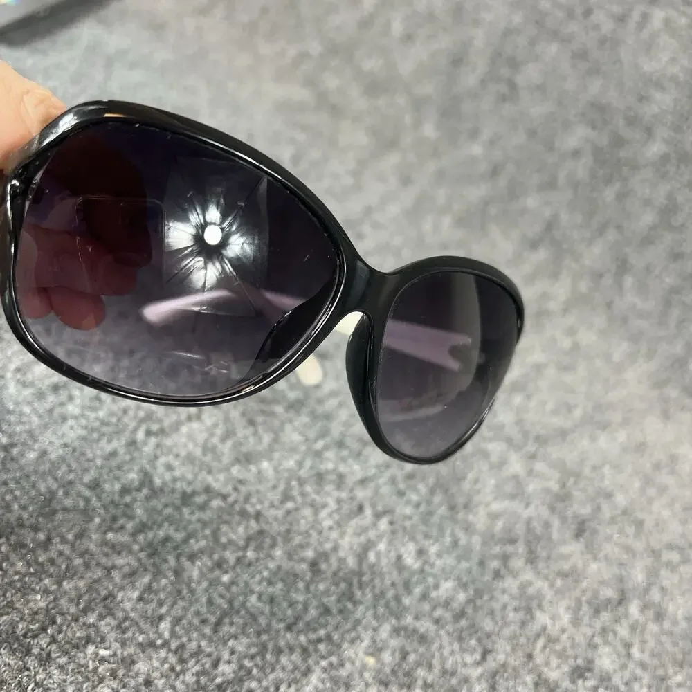 Tahari Women’s Sunglasses Black White Frame Damaged Hinge Read